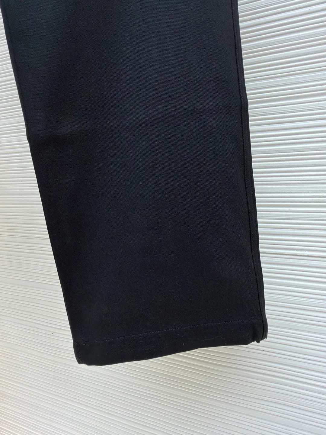 LOUIS VUITTON linen patch pocket overalls ●Original version: Purchased and developed at 13450 ●Item number: 1682126-A75 ●Fabric: linen fabric ●Technology: patch production ●Color: black ●Version: fitted version ●Weight: about 600 grams ●Size: S-M-L-XL ●Description: This overall is made of light linen canvas with a simple silhouette and is made of nubuck Damier The label on the back expresses the brand's style. It can be paired with the same work jacket to create a modern look, making it an everyday fashion choice in summer. Relaxed fit 100% linen Italian pockets Back patch pockets Nubuck label. The overall wiring is straight and delicate, the fabric is comfortable and soft, and the color is consistent without color difference. It can be matched with the same style to create a fashionable look and control various occasions. Customized accessories, complete with three standards, same style for men and women!